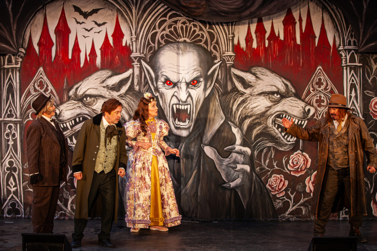 Dracula. Kaisa Hela, Heikki Hela, Mia Vuorela ja Jani Johansson.