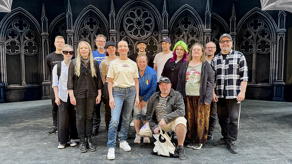 Dracula-komedian työryhmää asettui yhteiskuvaan päiväharjoituksen päätteeksi torstaina 4. kesäkuuta Törnävän kesäteatterin huikean upealla näyttämöllä.