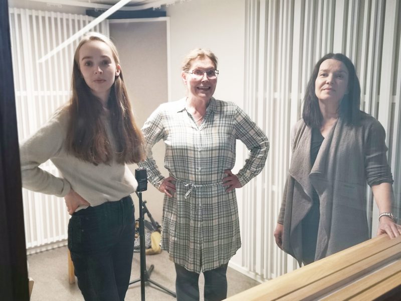 Lämpiöelämää-podcast. Henna Sormunen, Jelena Jokelin-Muilu ja Mia Vuorela.
