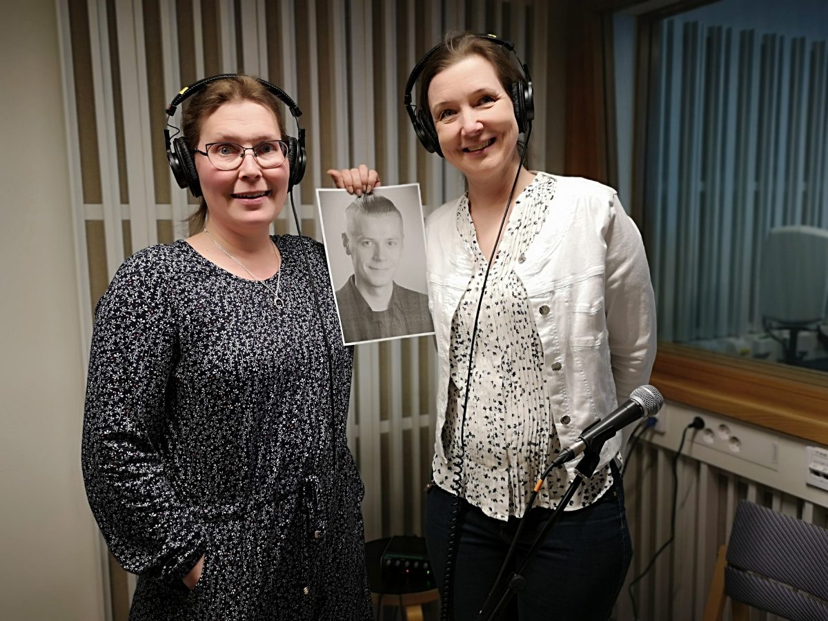 Podcast 7. JelenaJokelin (vas.), Leena Rintala ja keskellä kuvana Juho Lindström.