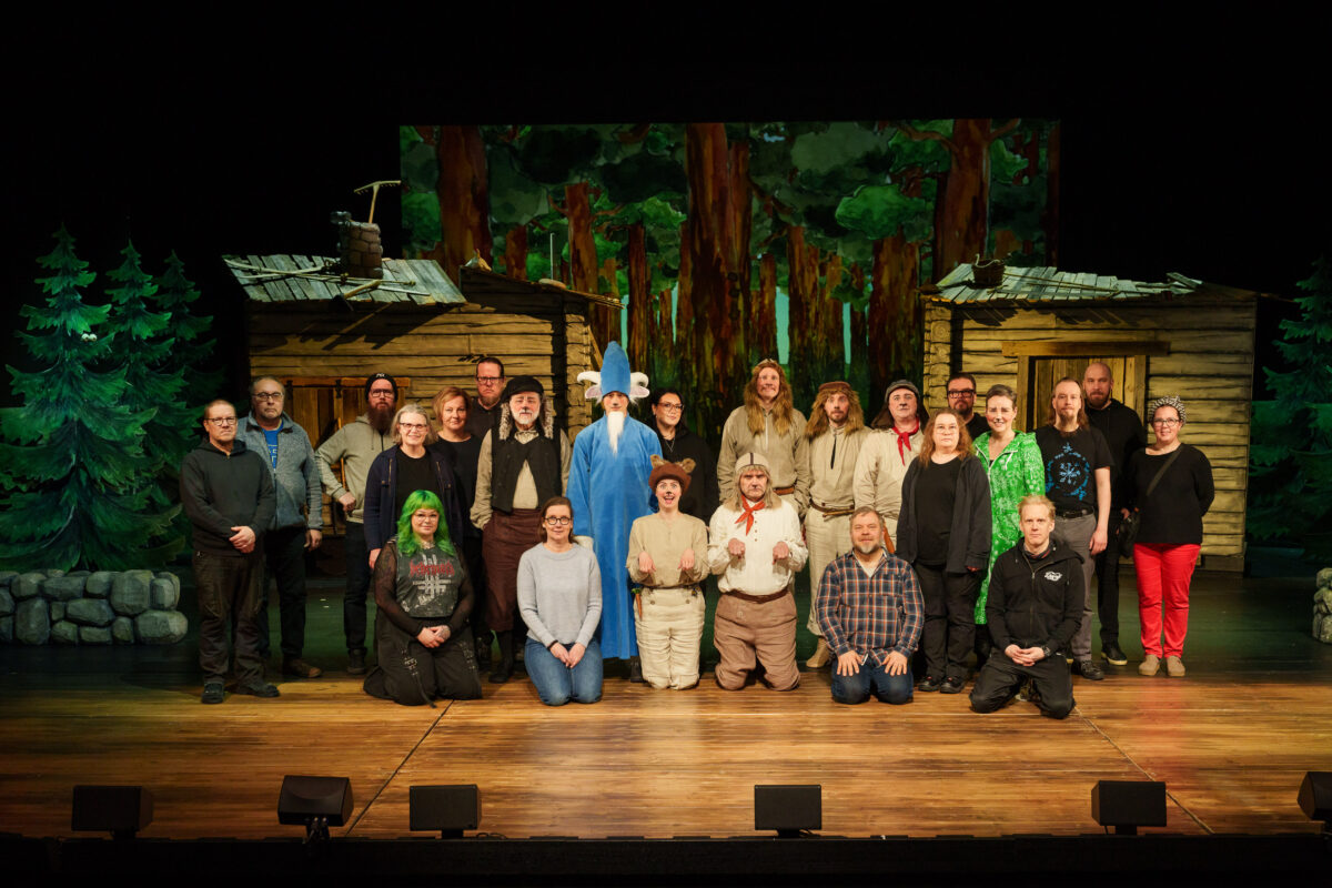 Seitsemän koiraveljestä -näytelmän työryhmää. Kuva: Mikko Karsisto