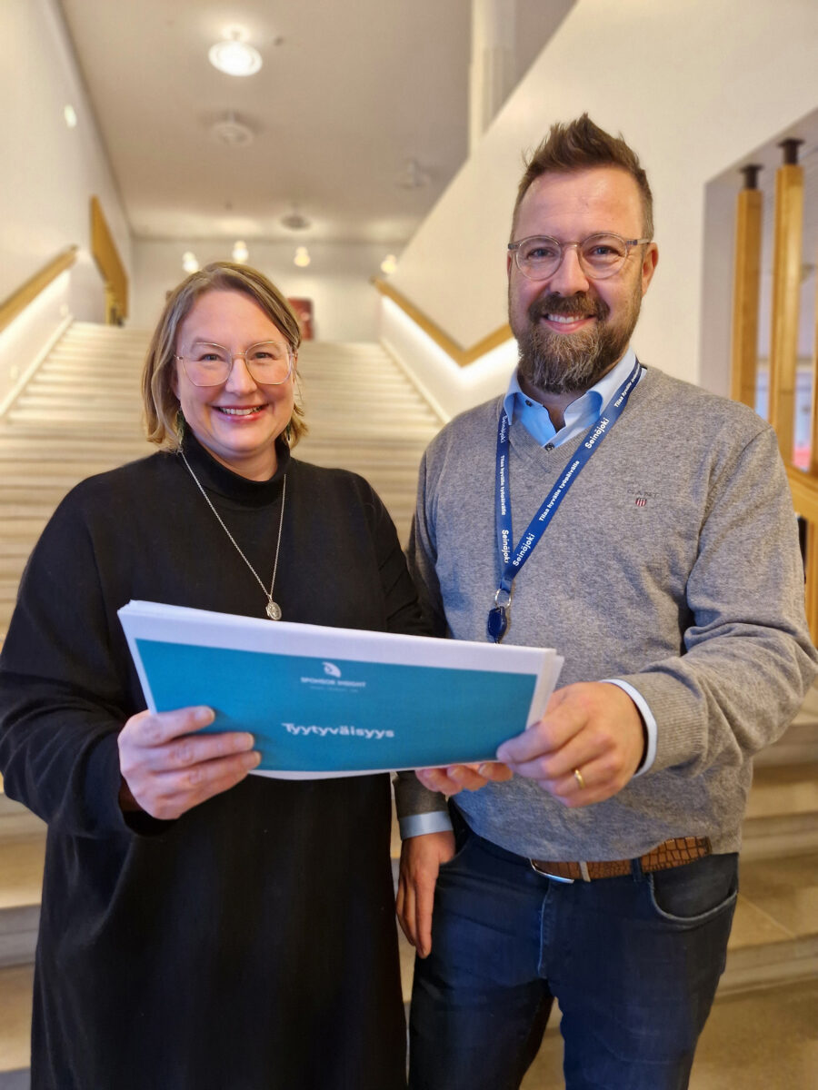 Seinäjoen kaupunginteatterin toimitusjohtaja Milla Hautala ja kaupunginjohtaja Jaakko Kiiskilä. Kuva: Anna Valtari