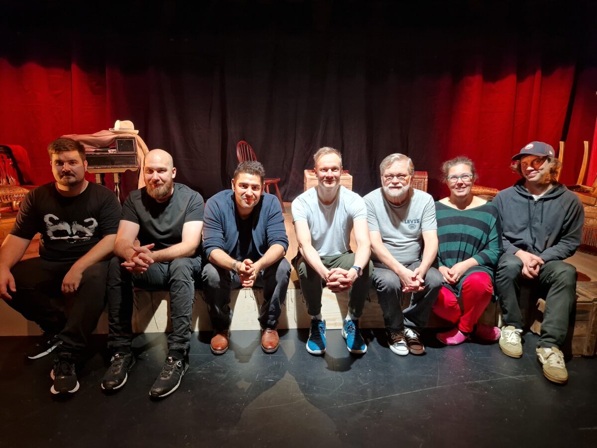 Mustapukuinen nainen -näytelmän työryhmää asettui yhteiskuvaan harjoituskauden käynnistyttyä syyskuussa.