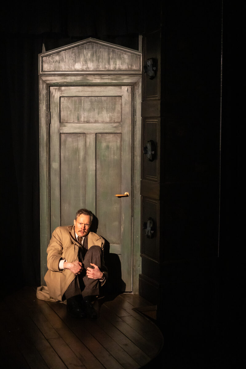 Mustapukuinen nainen. Tomi Turunen.