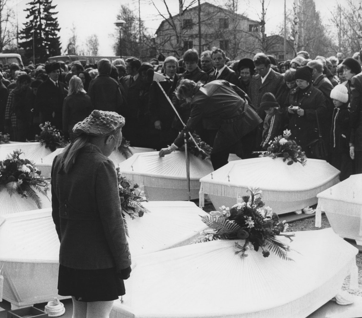 Patruunatehtaan uhrien siunaustilaisuudessa kuvasi toimittaja Toive Tynjälä.