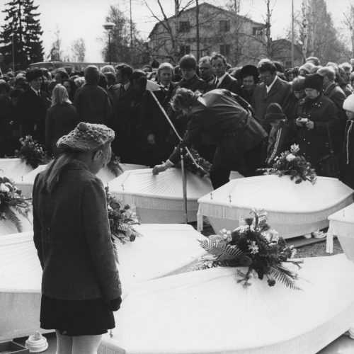 Patruunatehtaan uhrien siunaustilaisuudessa kuvasi toimittaja Toive Tynjälä.