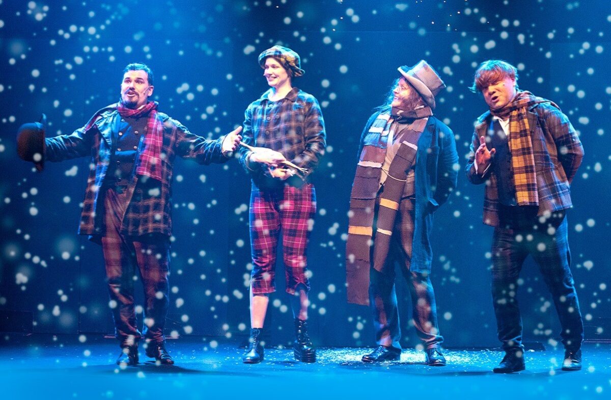 Saiturin joulu. Jouni Bäckström (vas.), Emmi Hatjasalo, Reetta Ristimäki ja Petri Bäckström. Kuva: Tanja Ahola