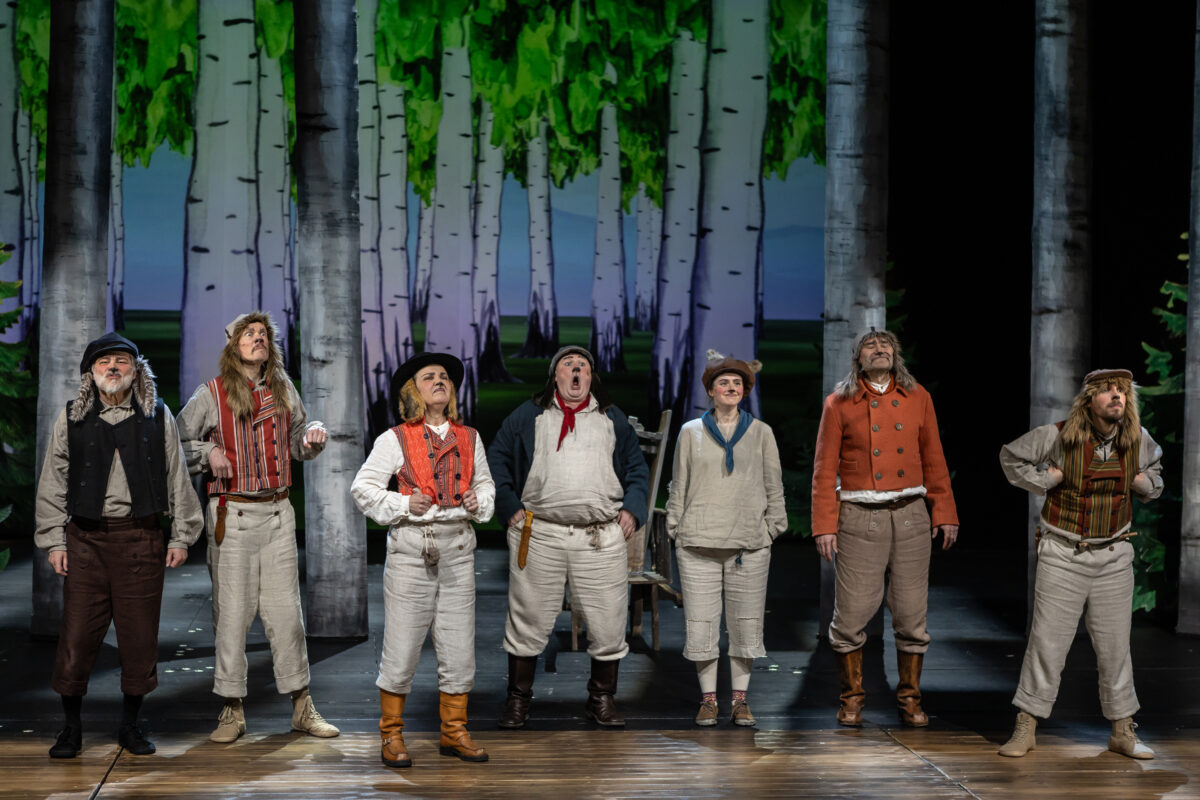 Seitsemän koiraveljestä. Esa Ahonen, Tomi Turunen, Mia Vuorela, Jani Johansson, Kristiina Karhu, Jukka Puronlahti ja Jussi Jätinvuori. Kuva: Jukka Kontkanen