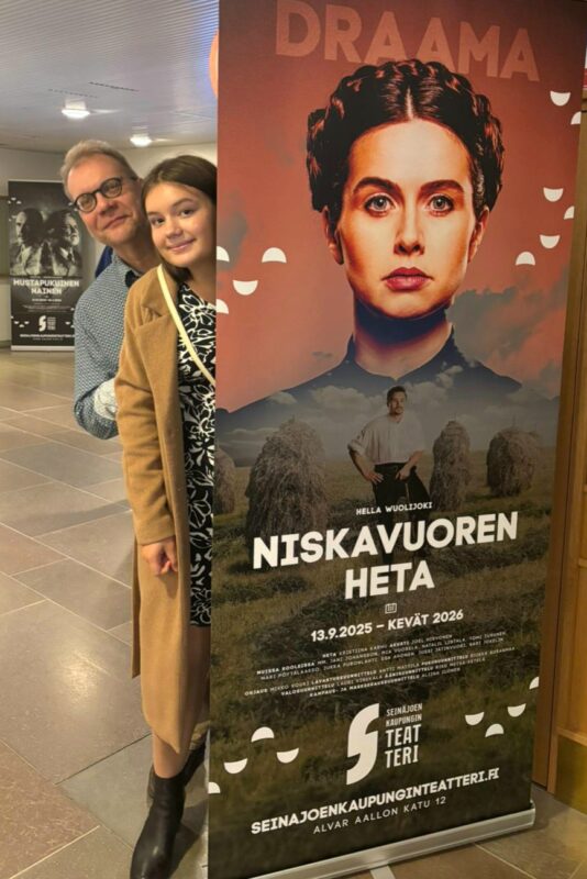Sohvakriitikko Markku Orsila kävi katsomassa Niskavuoren Heta -näytelmän Eeva Ågrenin kanssa.